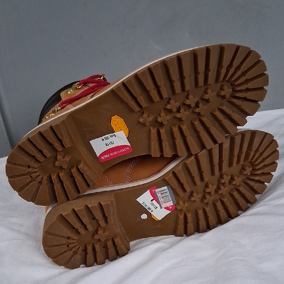 Timberland Brown Boots with Red Laces - Picture 6 of 7